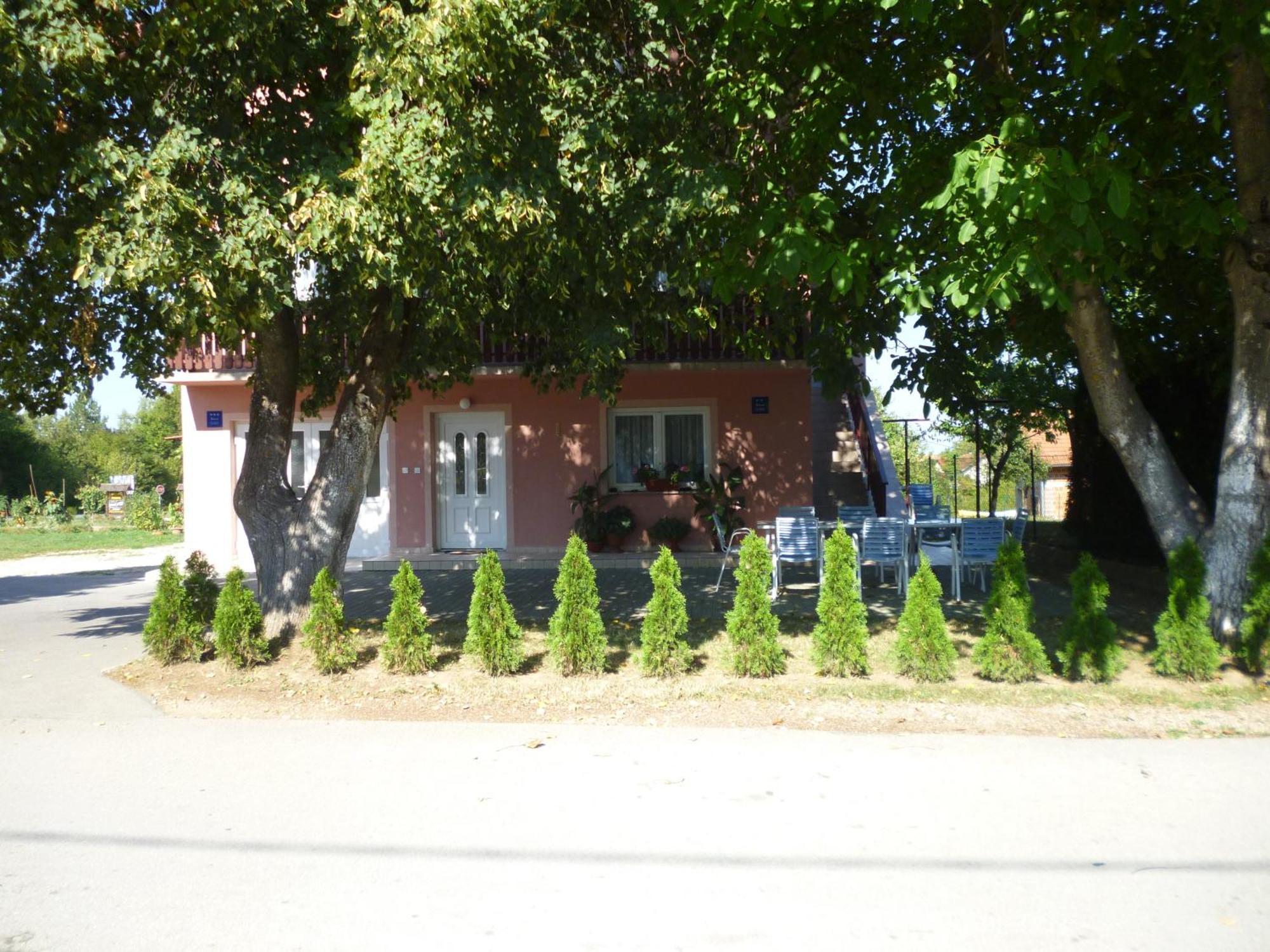 House Vukovic Hotel กราโบวาซ ภายนอก รูปภาพ
