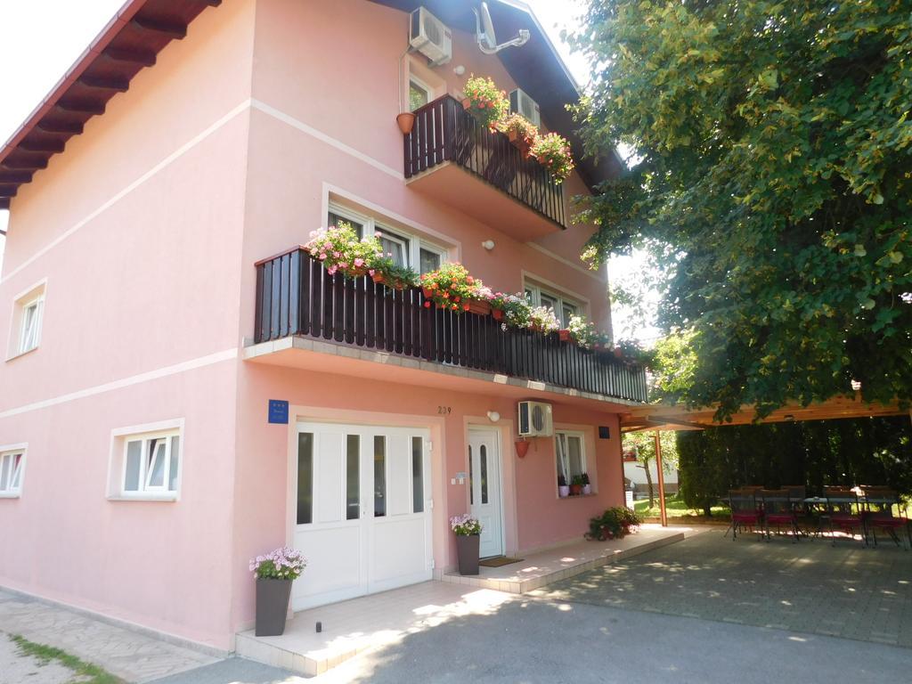 House Vukovic Hotel กราโบวาซ ภายนอก รูปภาพ